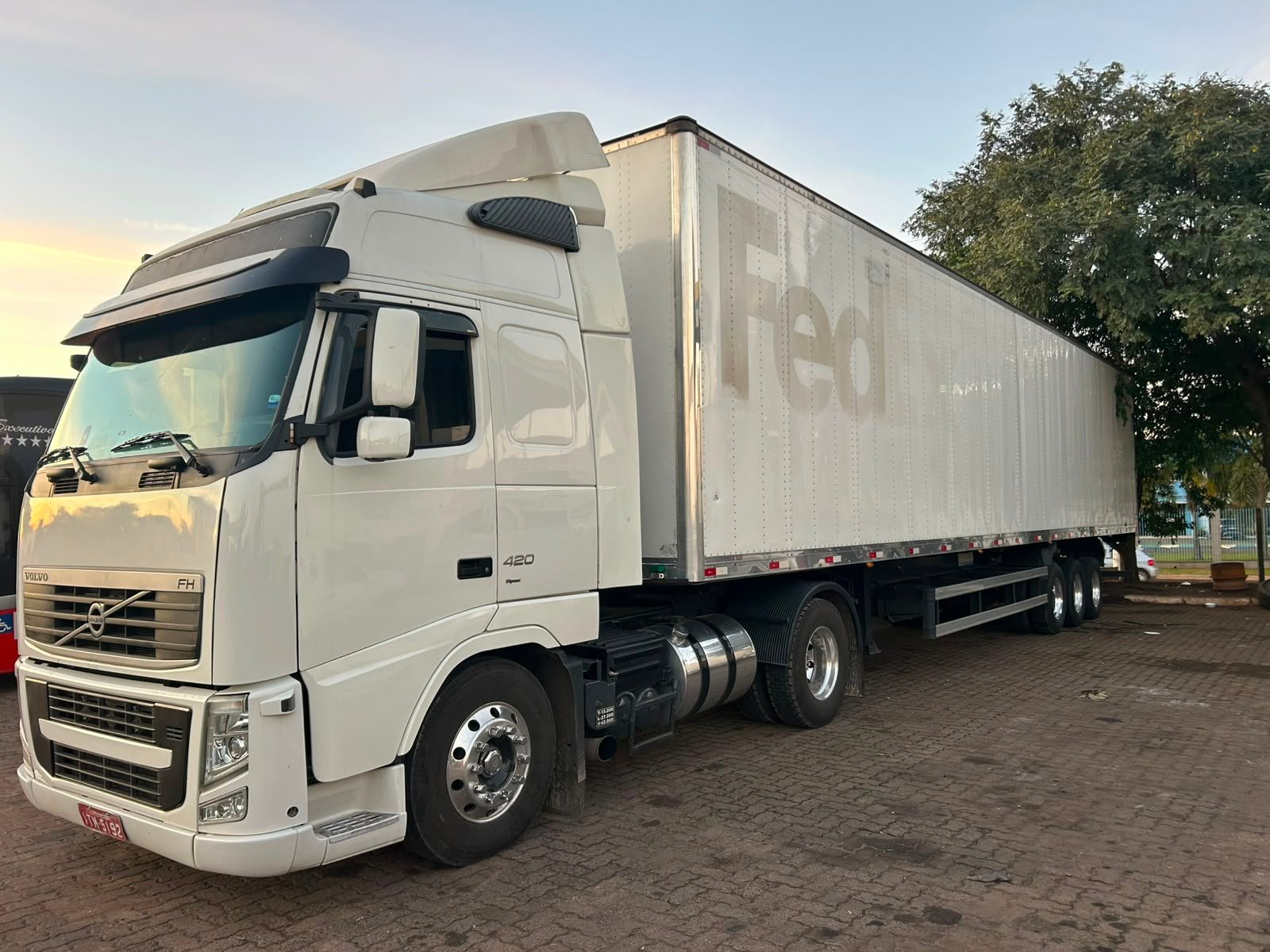 Caminhão Volvo FH da frota JHOW Transportes carregado para viagem