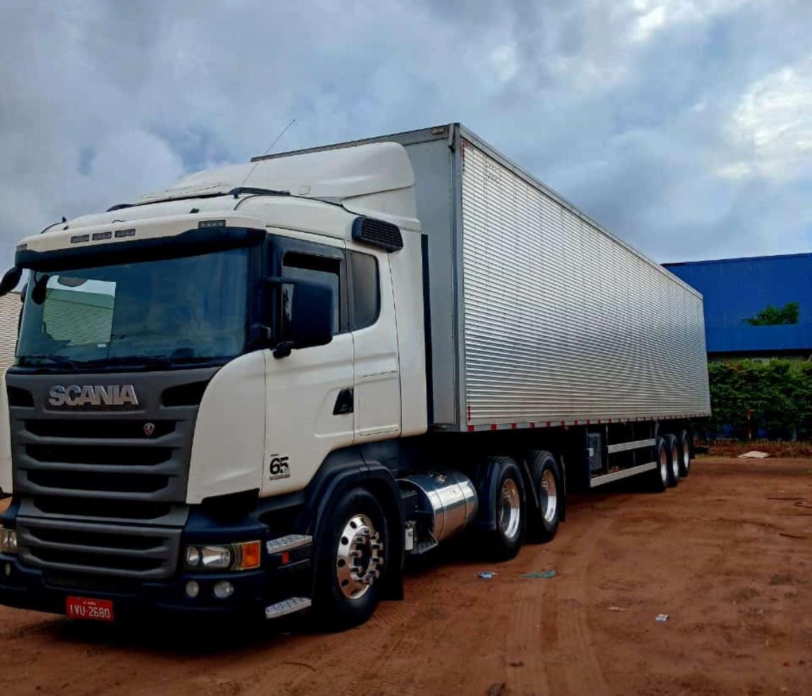Caminhão Scania da frota JHOW Transportes com baú de alumínio